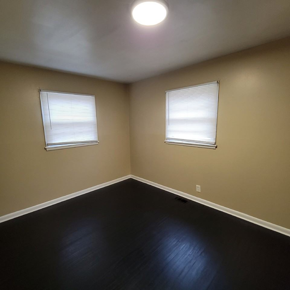 5660 E 23rd St - Photo 6 of 7