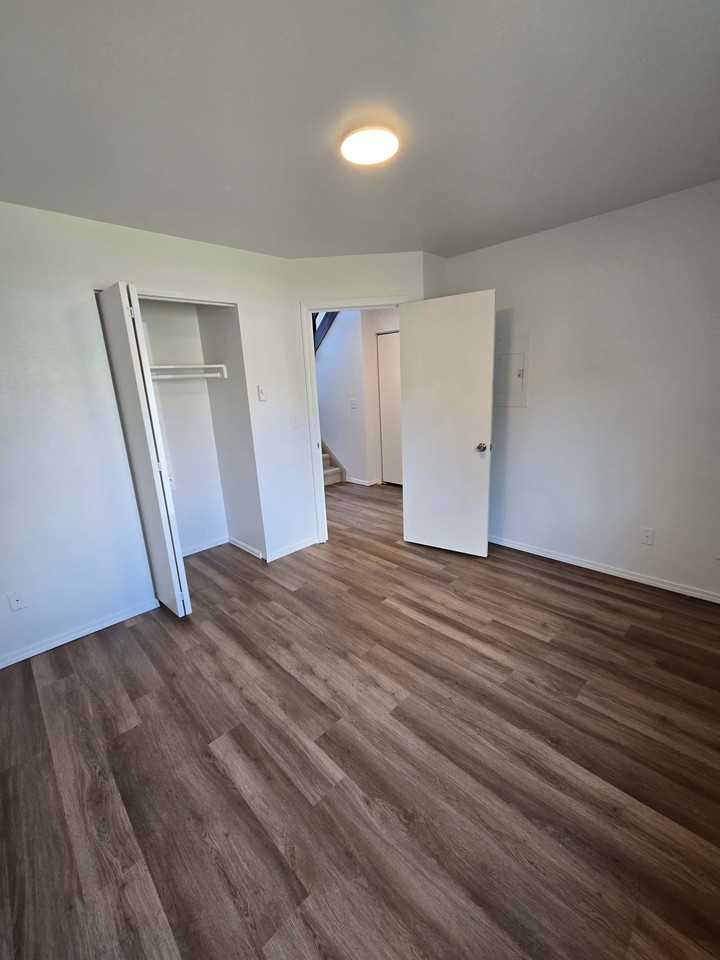 540 Forest Edge Rd Apt C - Photo 5 of 18