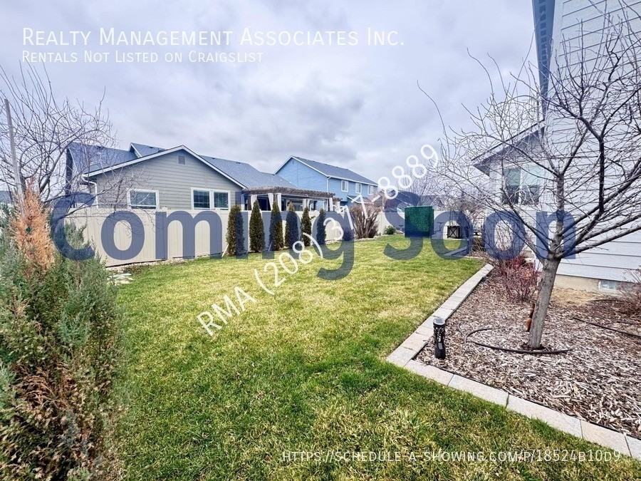 6059 N Silver Spruce Ave - Photo 3 of 5