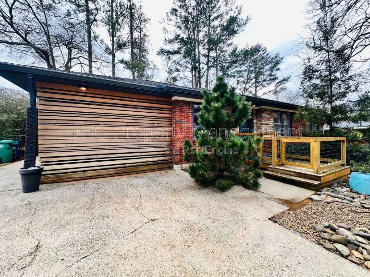 3231 Bonway Dr - Photo 2 of 10