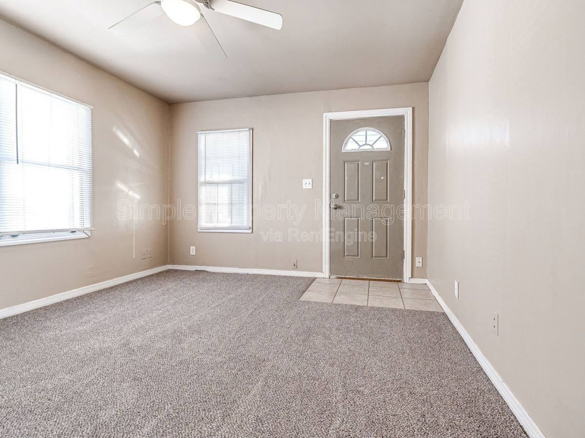 4001 N Rockwell Ave - Photo 2 of 10