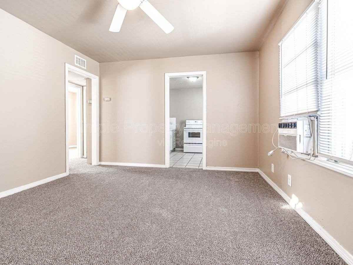 4001 N Rockwell Ave - Photo 3 of 10
