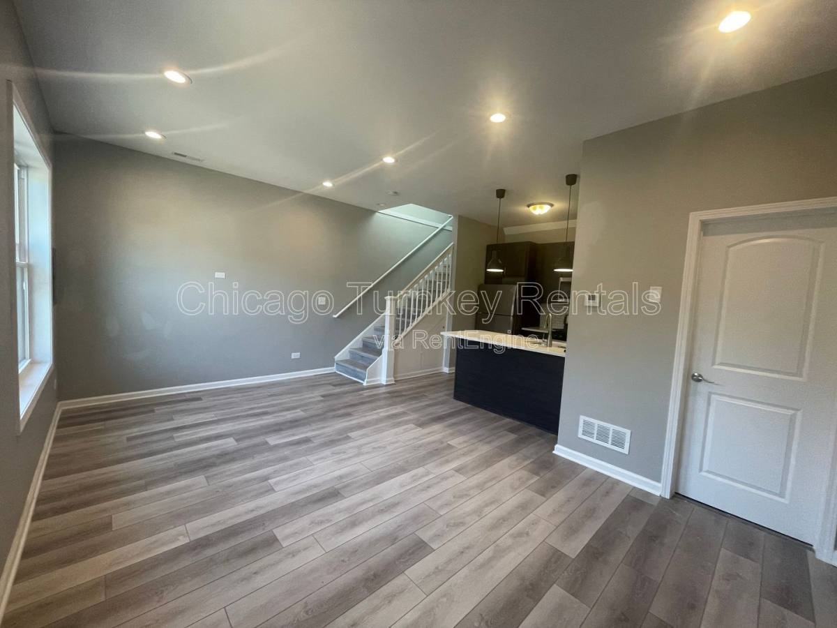 2624 W 24th St #1R - Photo 3 of 10