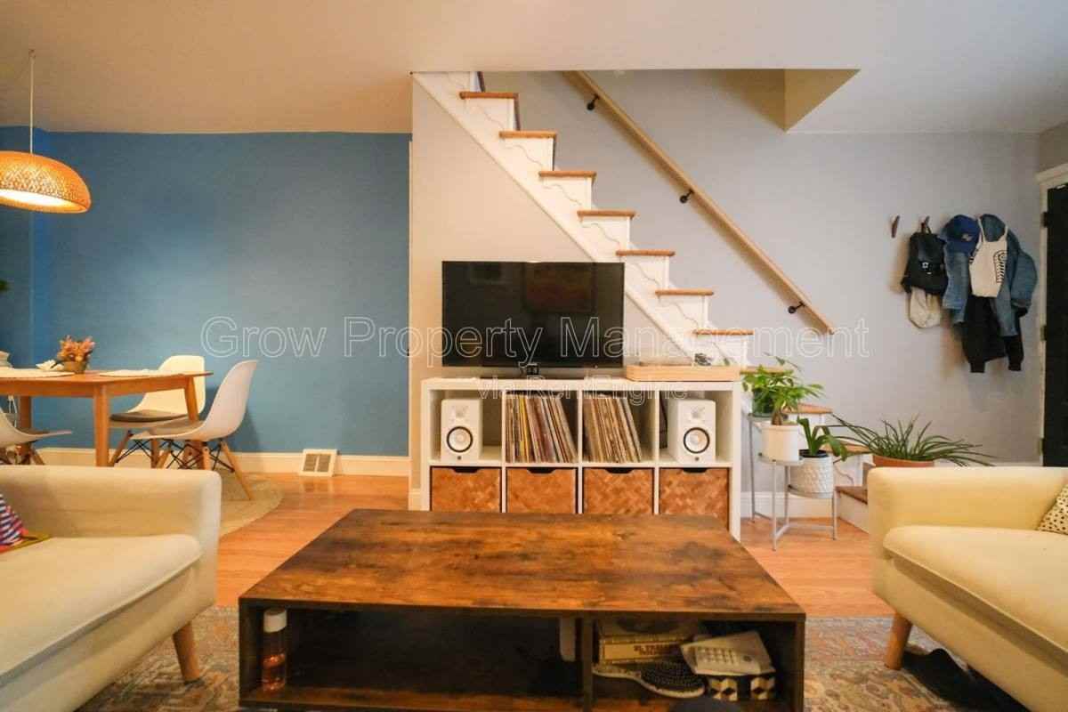 928 Hoffman St - Photo 3 of 10