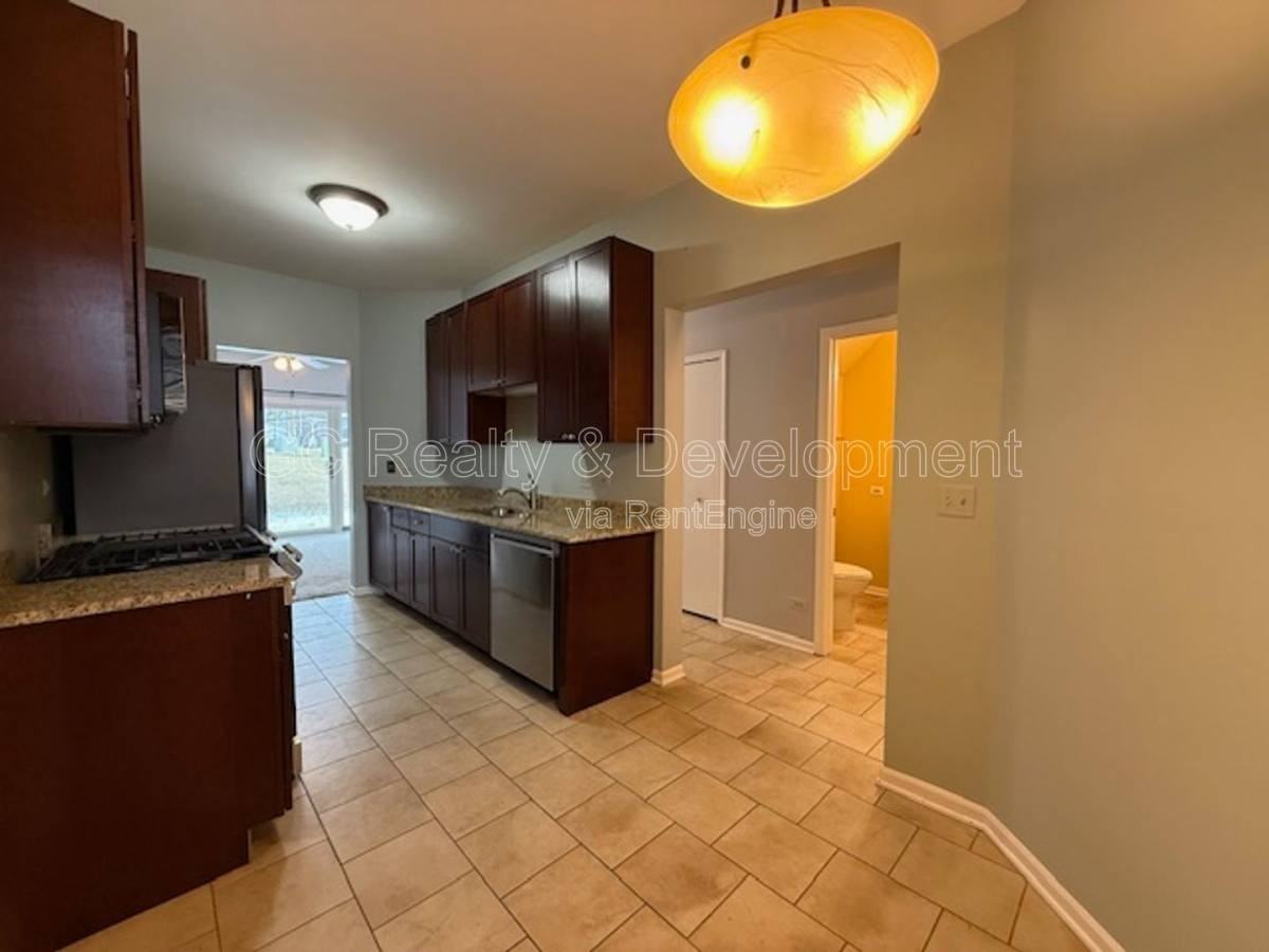 1223 Rhodes Ln - Photo 3 of 10