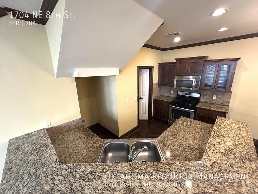 1704 Ne 8th St - Photo 3 of 25