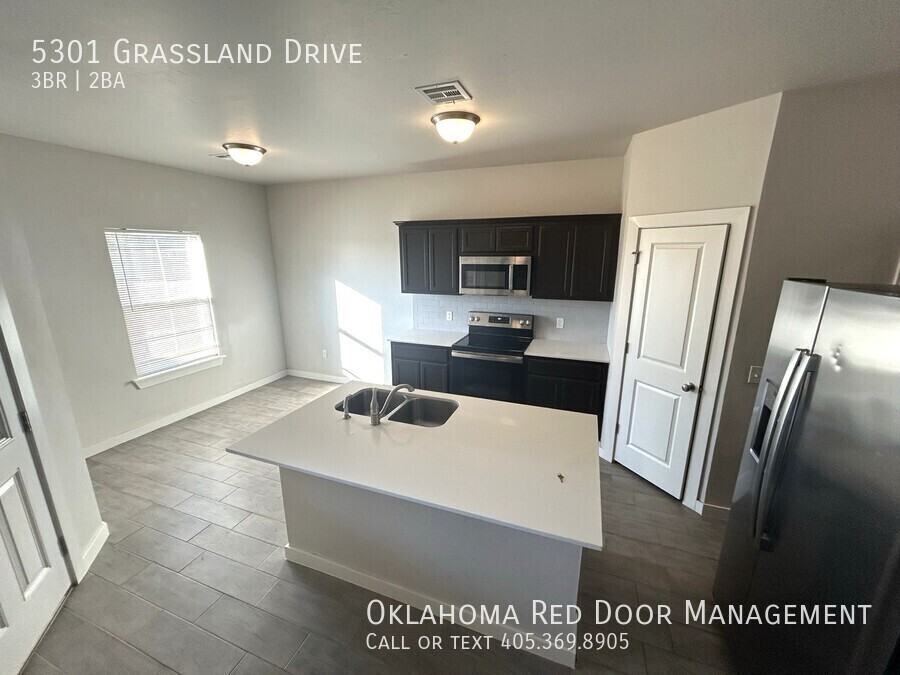 5301 Grassland Dr - Photo 3 of 28