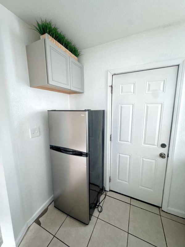 416 1/2 N School St ##3 - Photo 3 of 9