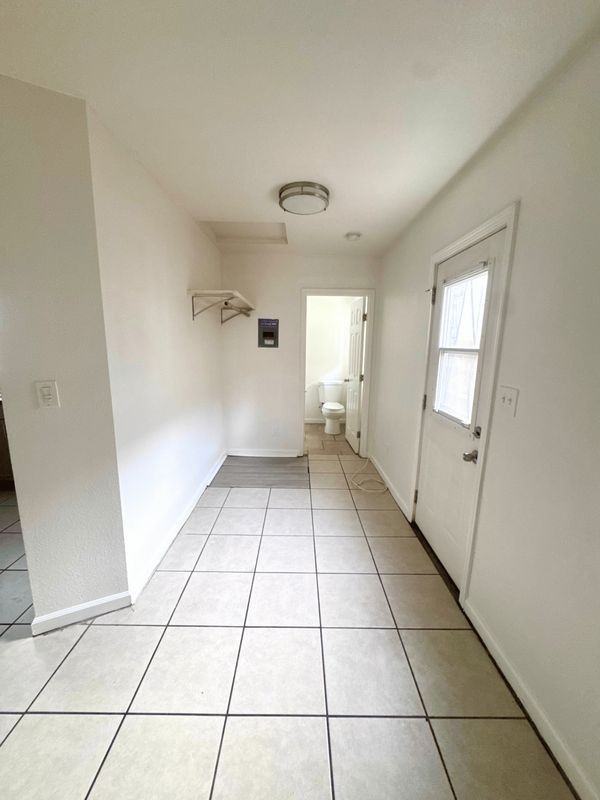 416 1/2 N School St ##3 - Photo 4 of 9