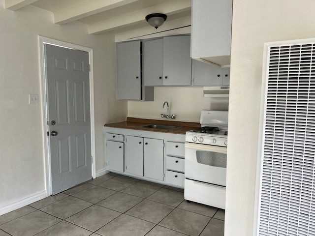 15558 Hesperia Rd - Photo 2 of 10