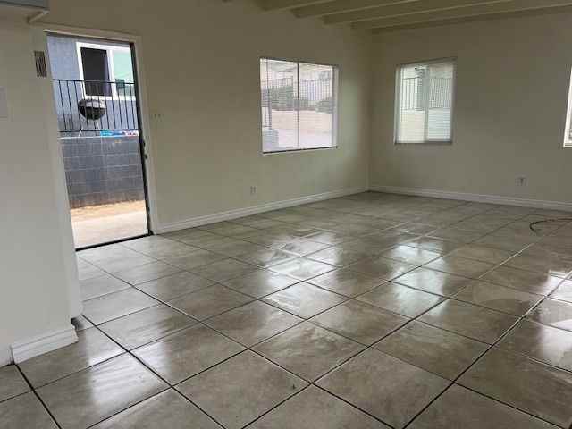 15558 Hesperia Rd - Photo 7 of 10