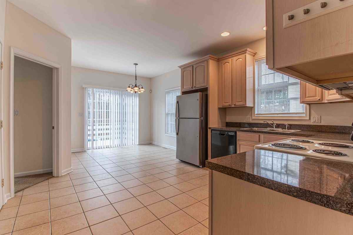 4013 Pond View Dr - Photo 3 of 17