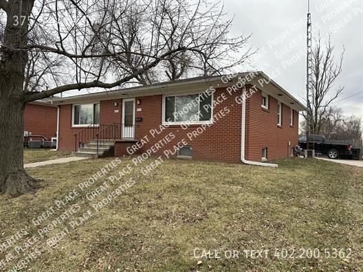 375 S 44th St - Photo 2 of 18