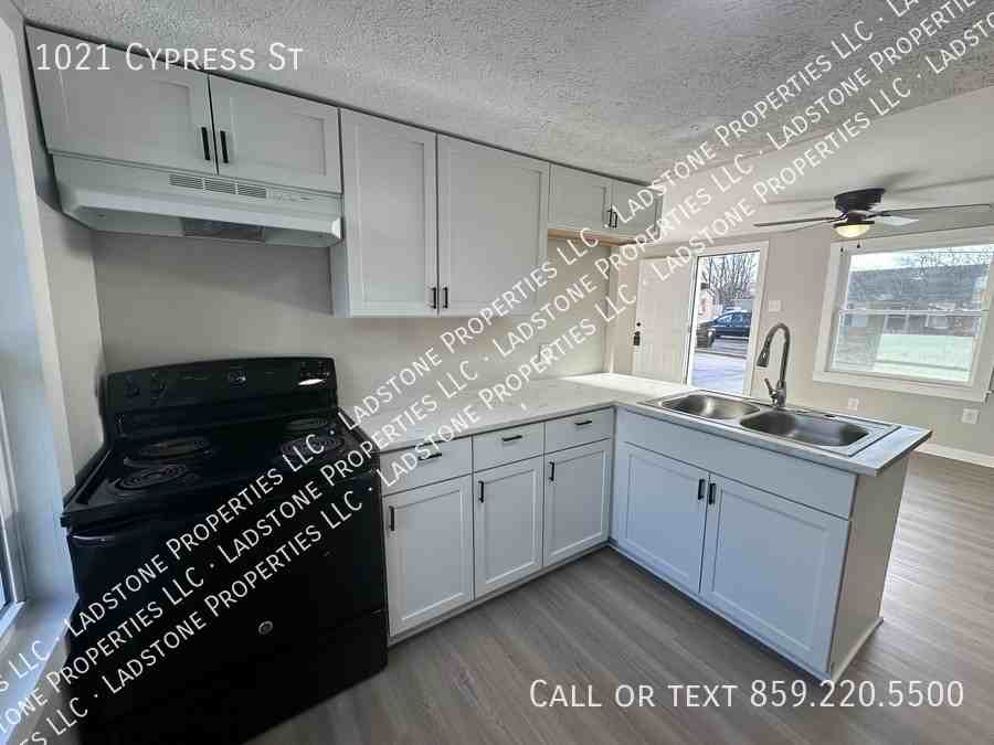 1021 Cypress St - Photo 6 of 23