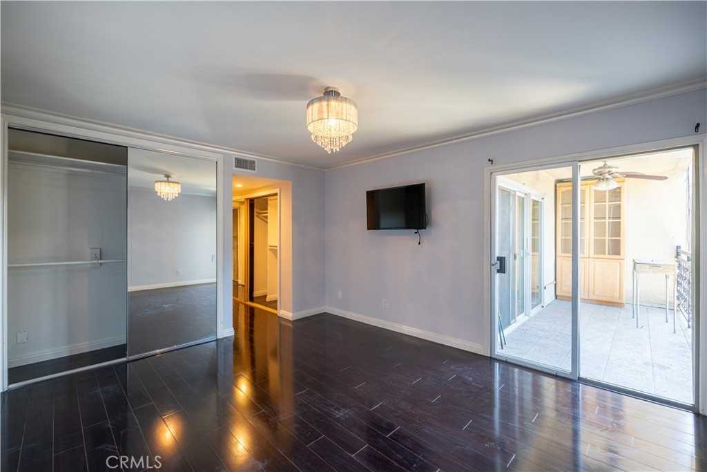 1236 N Columbus Ave #1236 - Photo 3 of 26