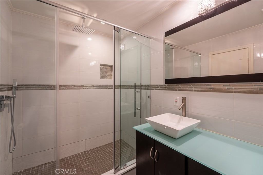 1236 N Columbus Ave #1236 - Photo 4 of 26