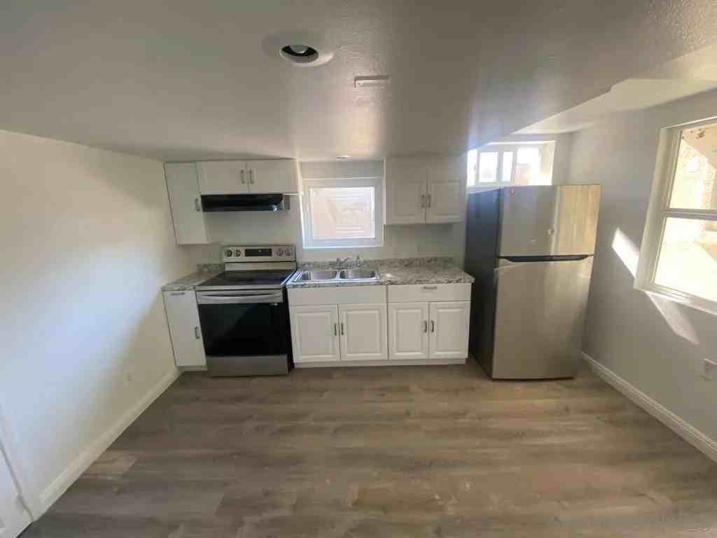 528 N Citrus Ave #528 - Photo 2 of 8