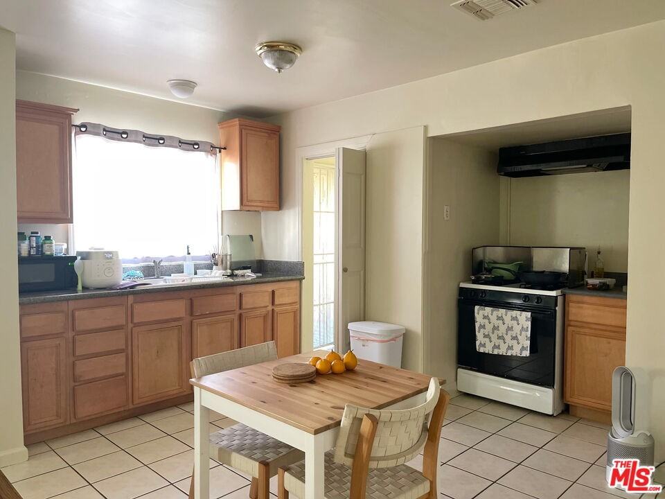 2934 12th Ave #2934 - Photo 3 of 9