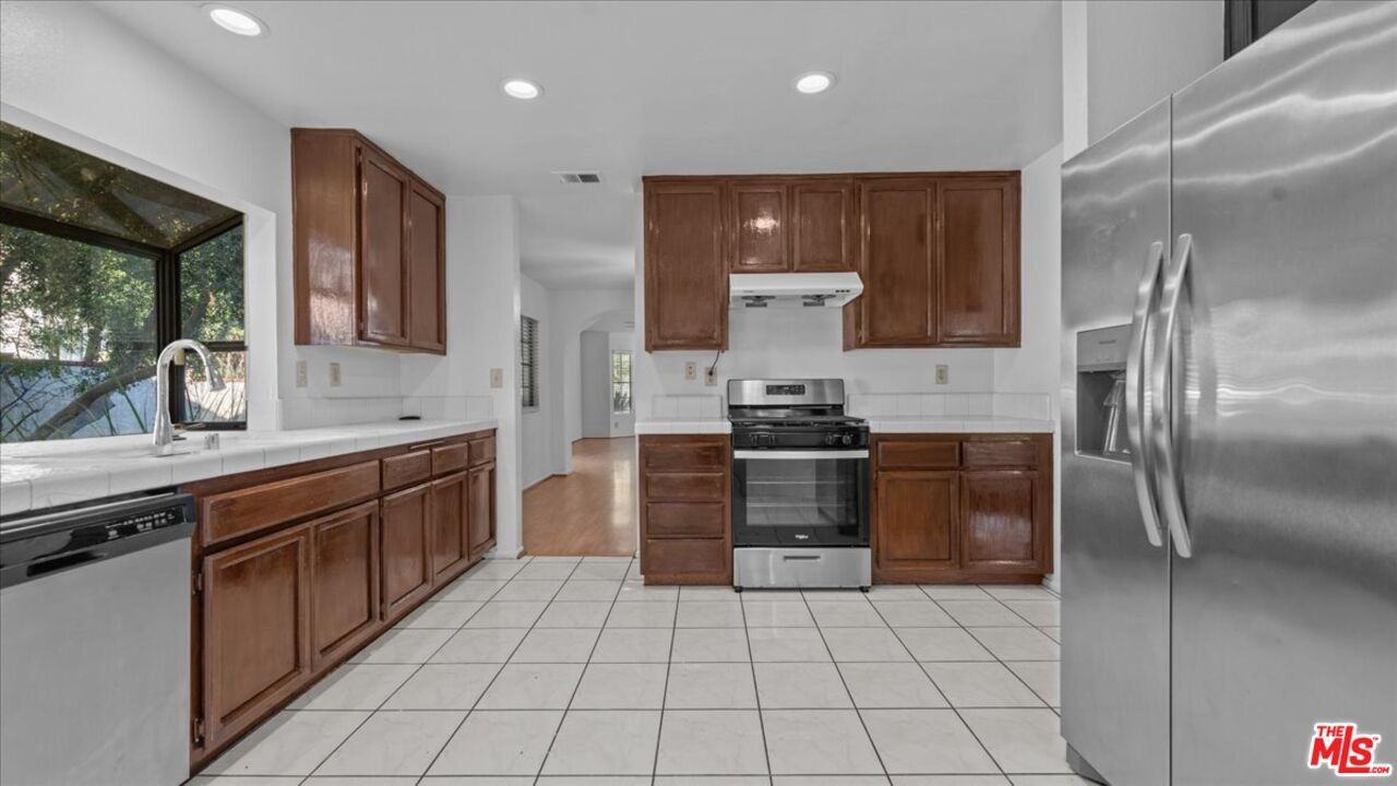 409 Beverly Dr #409 - Photo 2 of 39