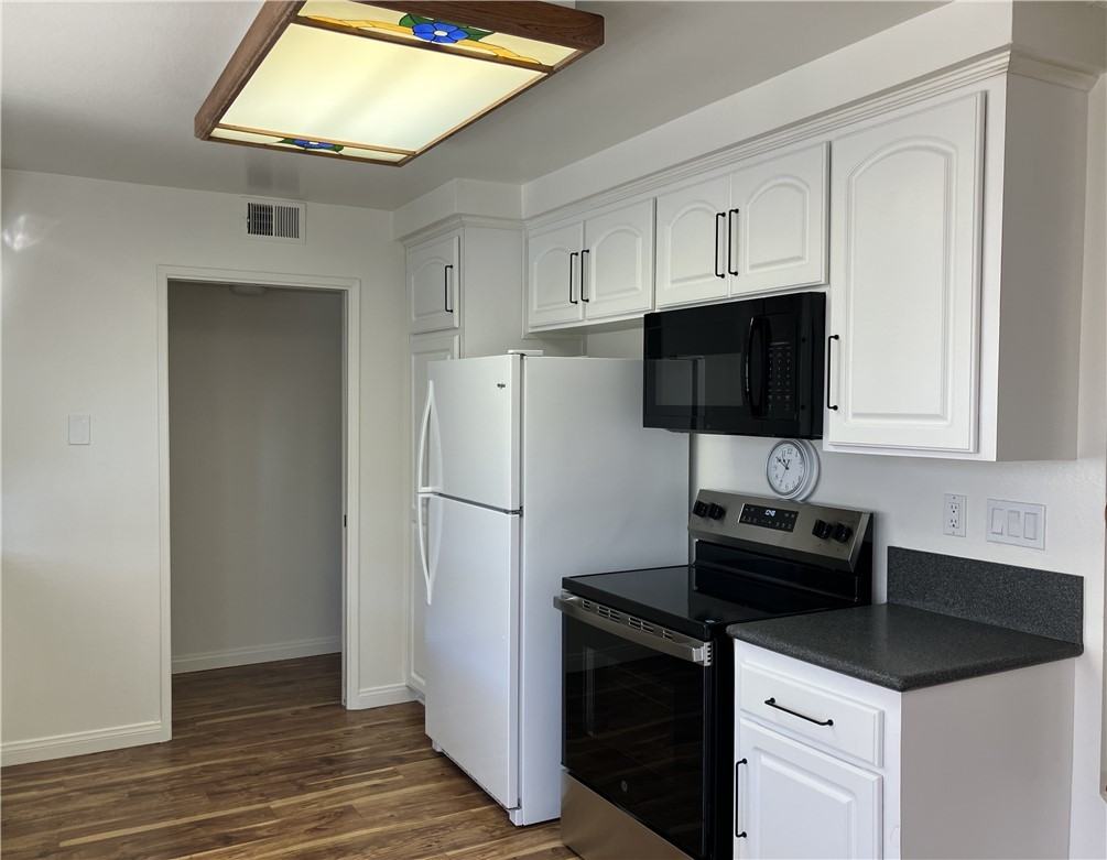 14296 Suffolk St #14296 - Photo 3 of 30