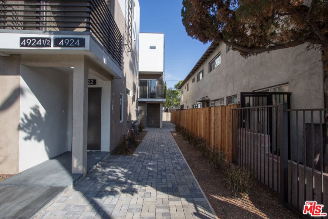 4924 Laurel Canyon Valley Village #4924-2 - Photo 6 of 25