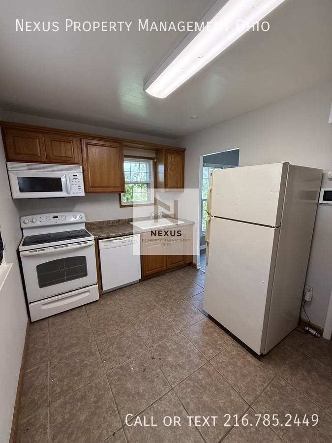 4492 W 170th St - Photo 4 of 16