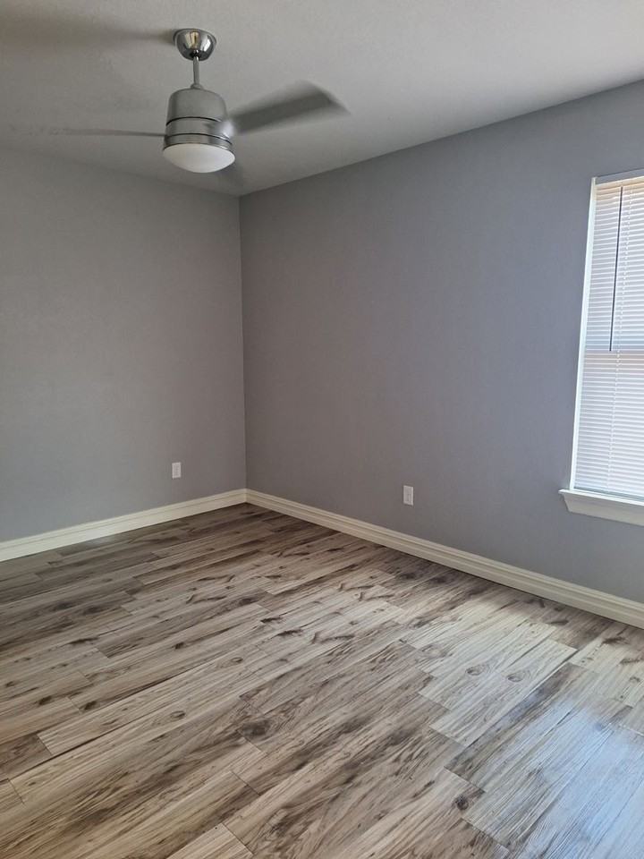 9009 Chanel Pl - Photo 3 of 8