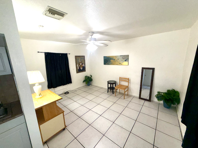 720 Ne 11th Ave #2 - Photo 3 of 6