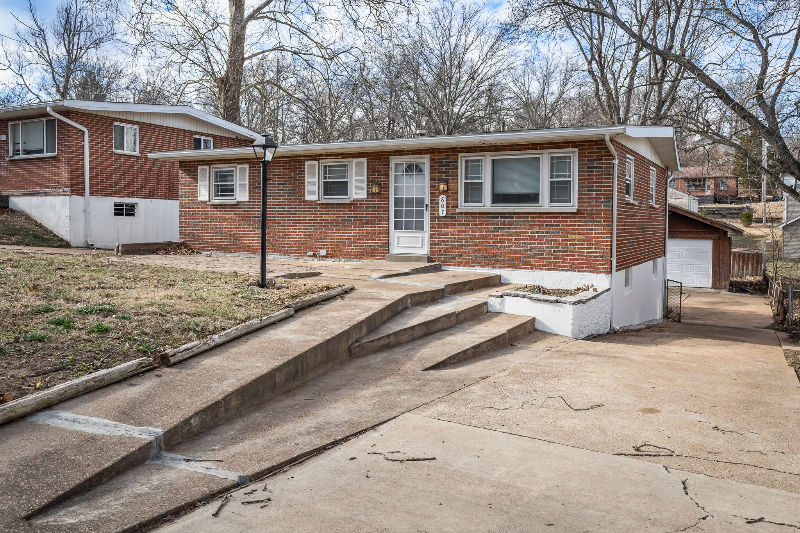 807 Thomas Ave - Photo 2 of 20