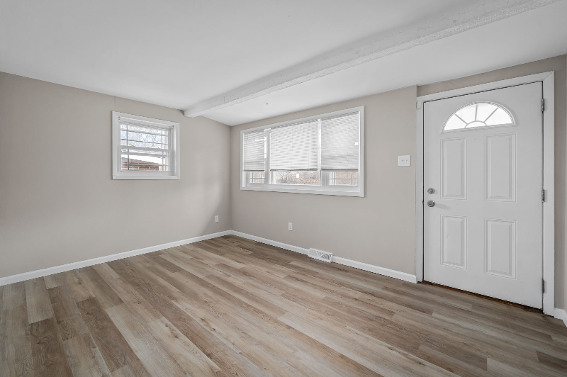 807 Thomas Ave - Photo 3 of 20