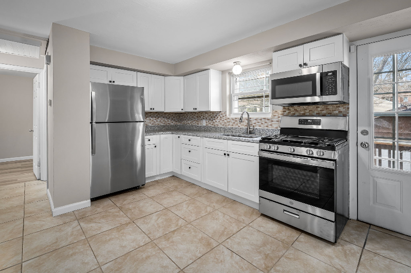 807 Thomas Ave - Photo 6 of 20