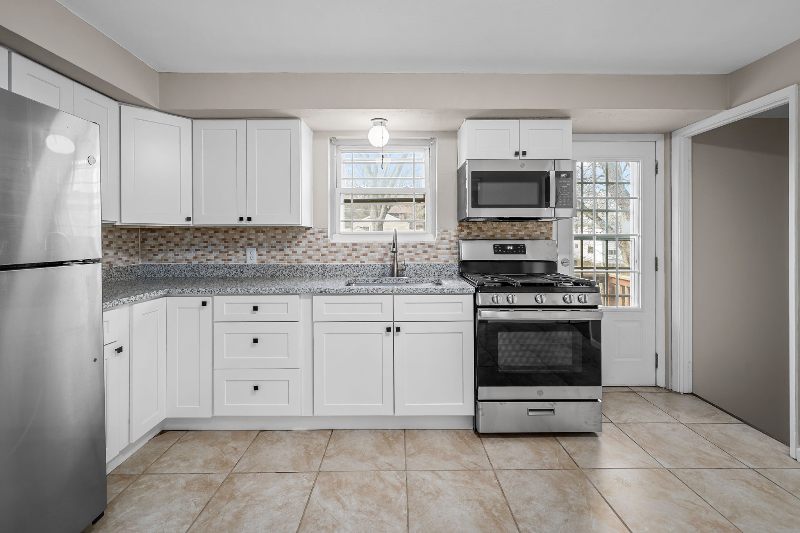 807 Thomas Ave - Photo 7 of 20