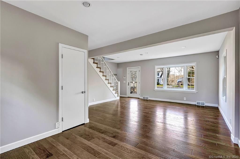 121 Nichols Ave - Photo 5 of 18