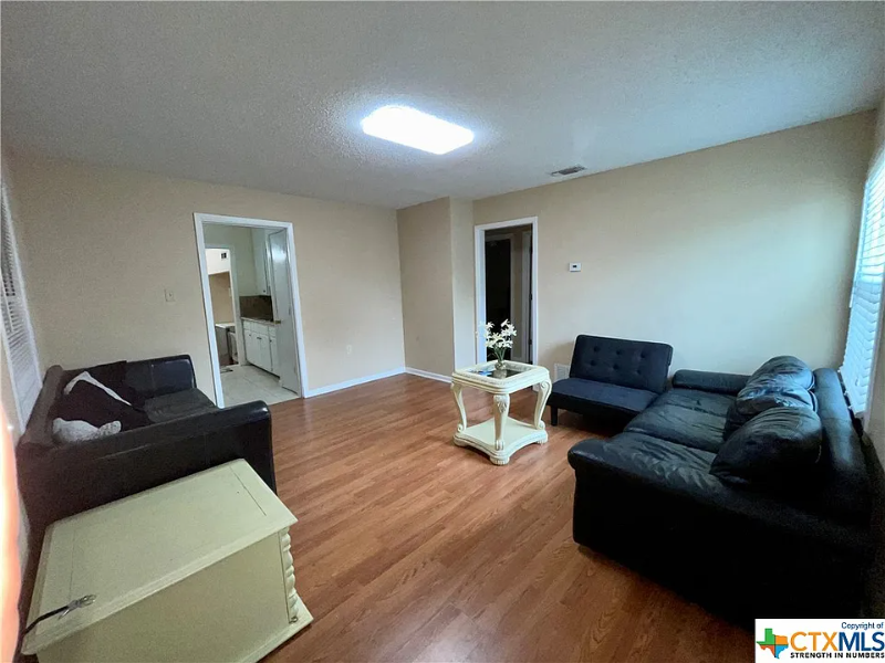 2905 Taft St - Photo 4 of 20