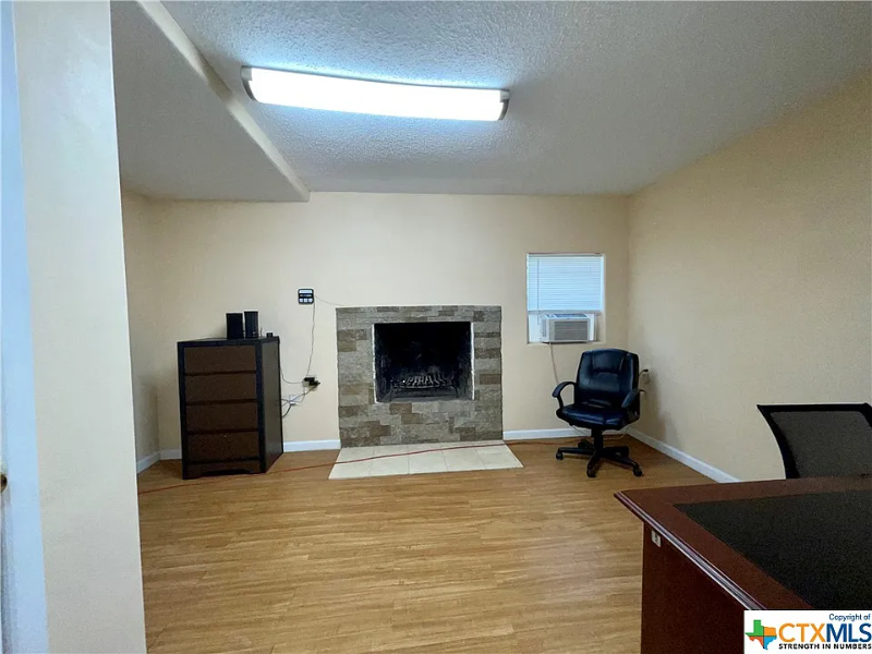 2905 Taft St - Photo 6 of 20