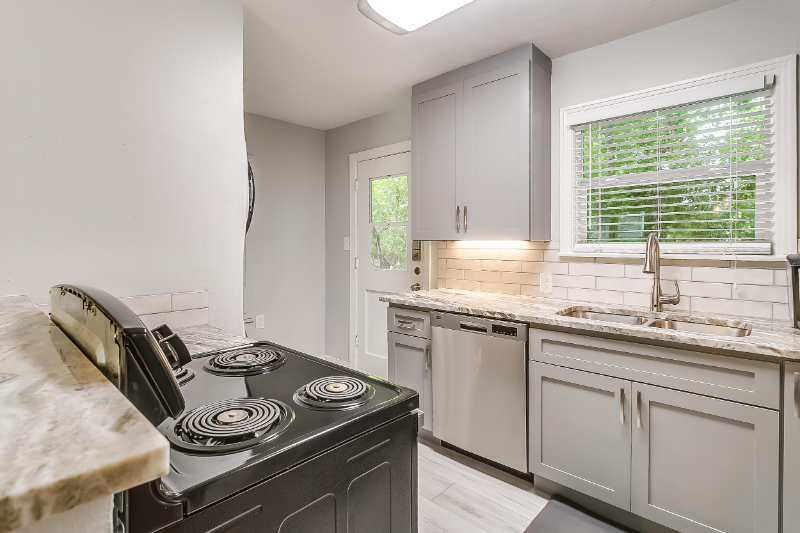 4704 Collinwood Ave - Photo 7 of 12