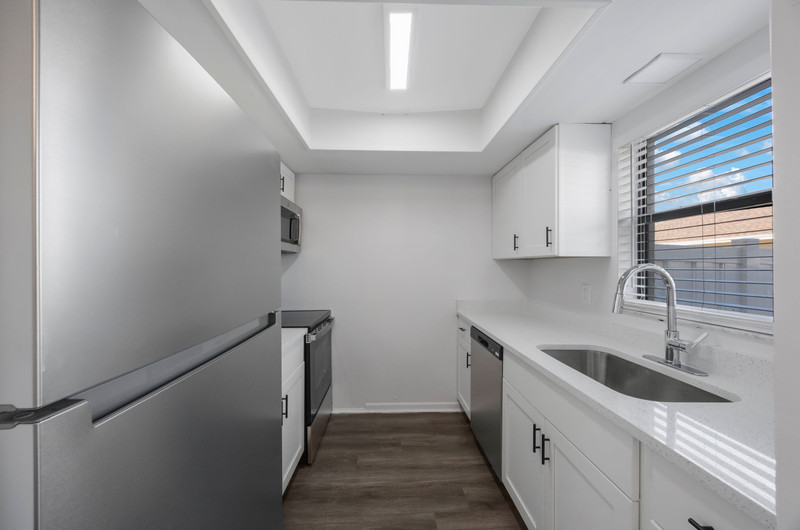 200 Westwood Ter N - Photo 4 of 13