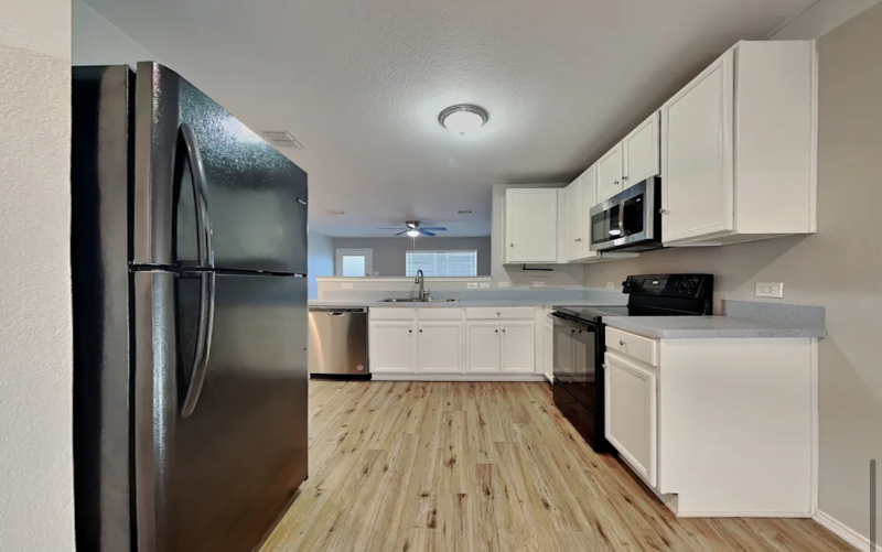 1501 Queens Brook Ln - Photo 2 of 7