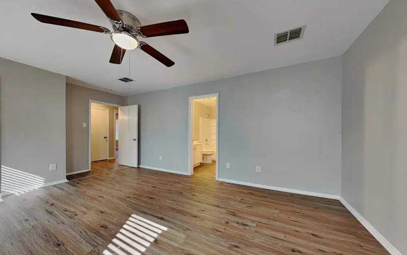 1501 Queens Brook Ln - Photo 3 of 7