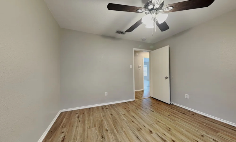 1501 Queens Brook Ln - Photo 4 of 7