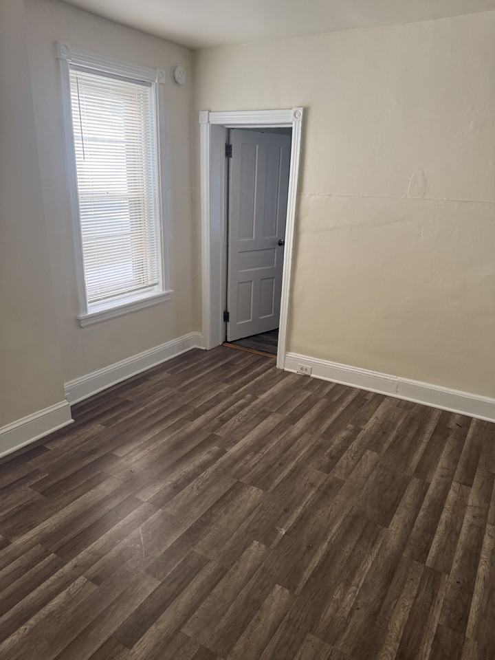 187 E 18th St #1 - Photo 3 of 10