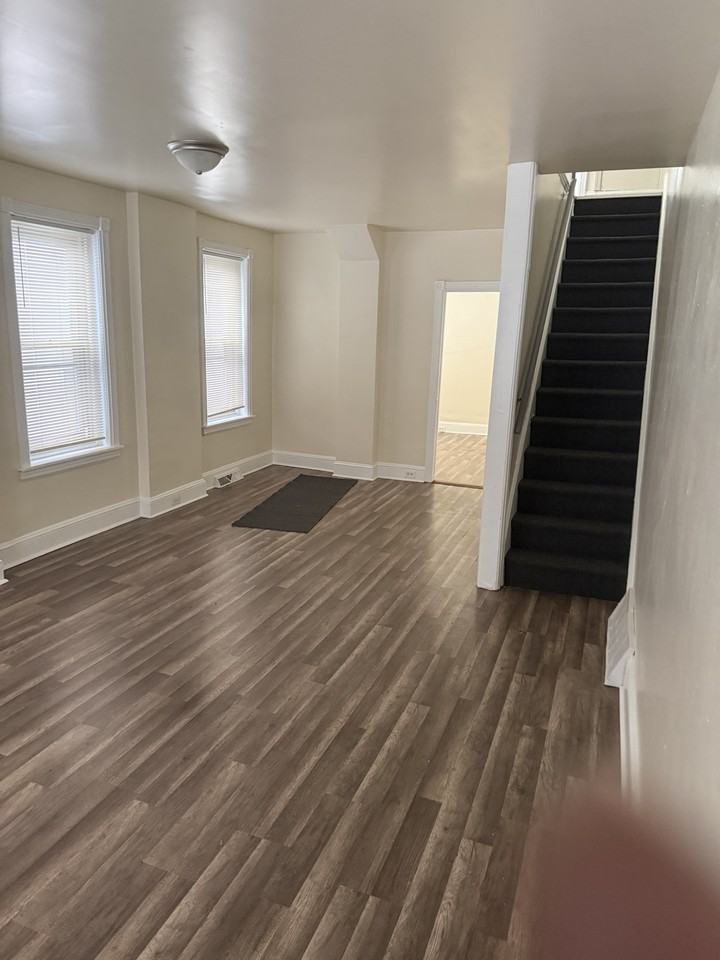 187 E 18th St #1 - Photo 4 of 10