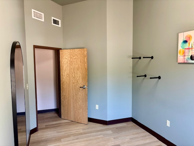 404 2nd Street - 4 Bedroom Unfurnished - Photo 2 of 4