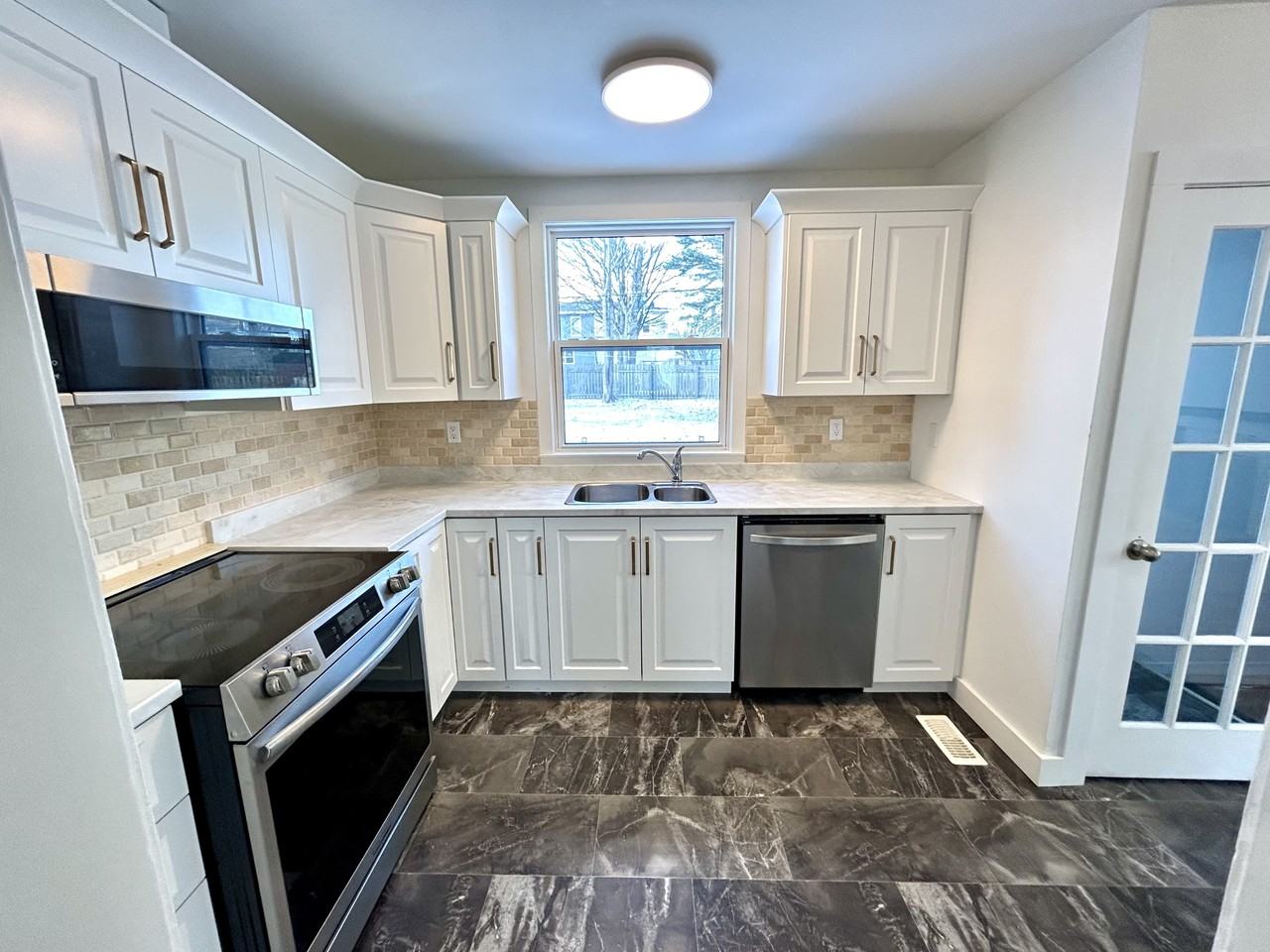 75 Cornwall Cres #MAIN - Photo 5 of 12