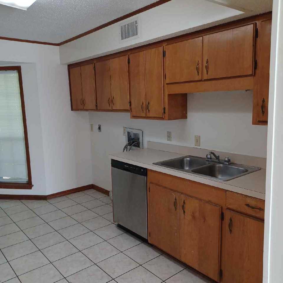 115 S Maple St #1 - Photo 2 of 5