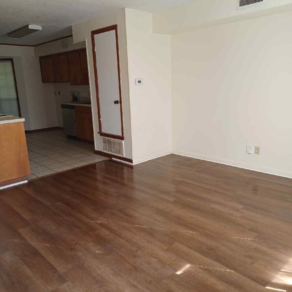 115 S Maple St #1 - Photo 3 of 5