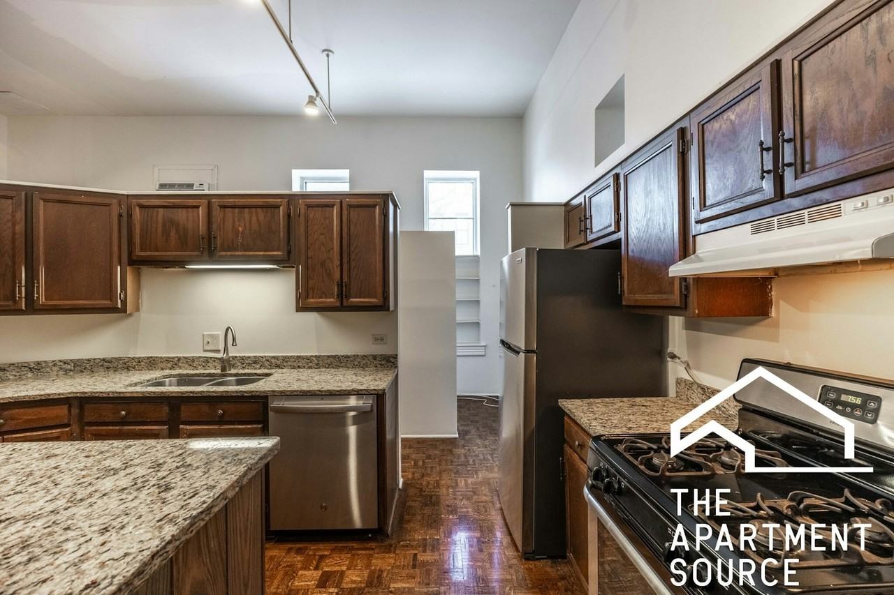 2059 North Clifton Avenue, Unit 1S - Photo 2 of 32