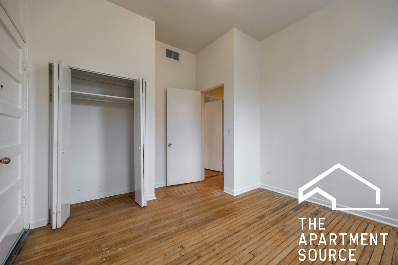 2059 North Clifton Avenue, Unit 1S - Photo 3 of 32