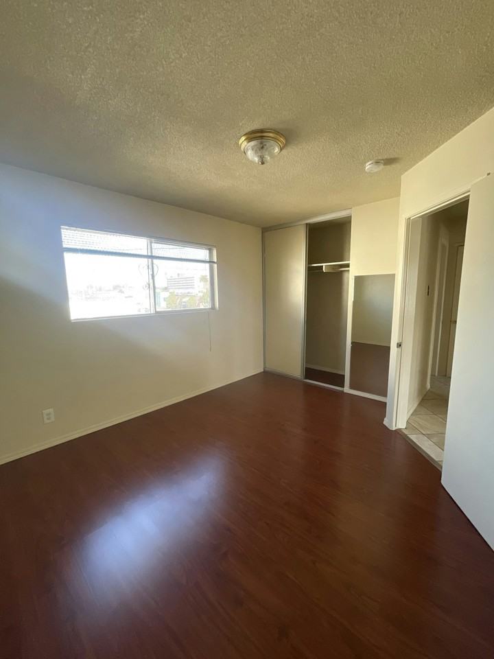 1023 East 12th Street, Unit Unit 3 - Photo 4 of 5