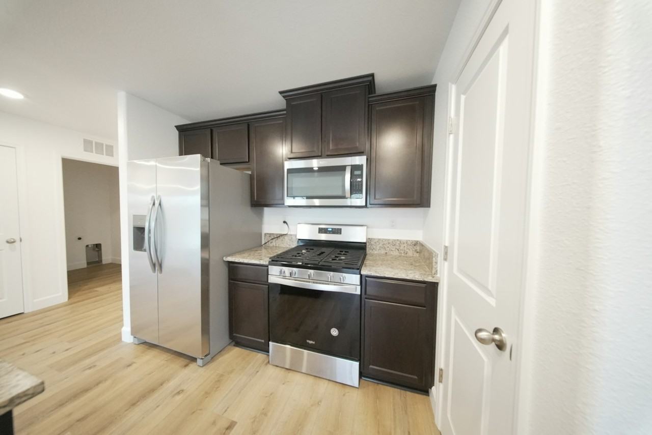 547 Virginia Ave - Photo 4 of 36